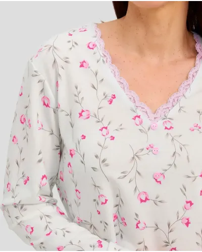 Mujer con pijama de invierno manga larga estampado con flores rosas y cuello pico con puntilla