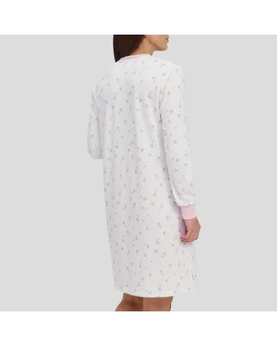 Mujer con camisón de invierno manga larga cuello abotonado estampado corazoncitos rosas