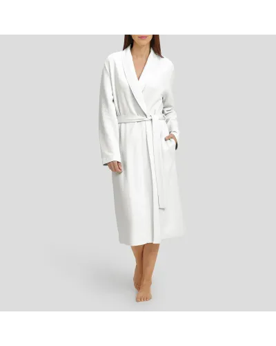 Mujer con bata larga jacquard marfil cruzada con cinturón