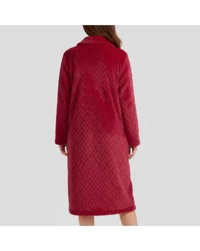 Mujer con bata larga color burdeos con botones y bolsillos