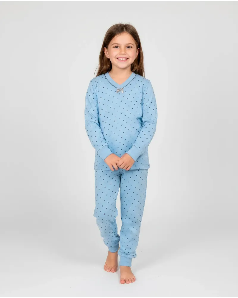 Niña viste confortable pijama largo de invierno estampado de pequeños topos grises, escote en pico con lacito