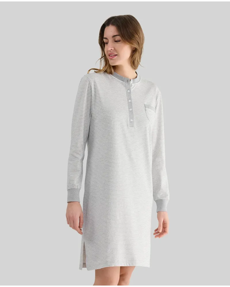 Mujer con camisón de manga larga a rayas grises y cuello pata