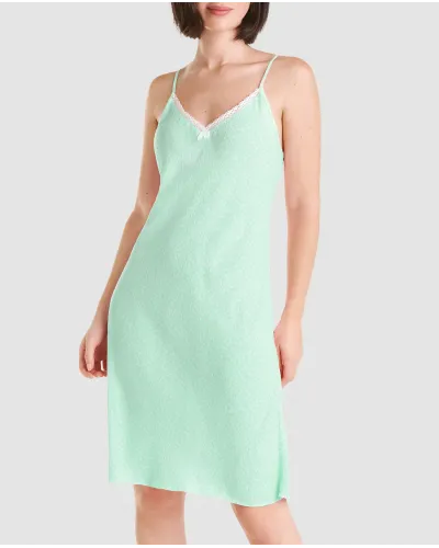 Camisón corto de tirantes para verano estampado verde a topitos con cuello pico y puntilla