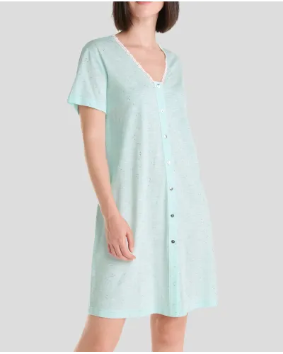 Camisón corto de verano verde claro abierto con botones, manga corta y escote en V, detalles plata.