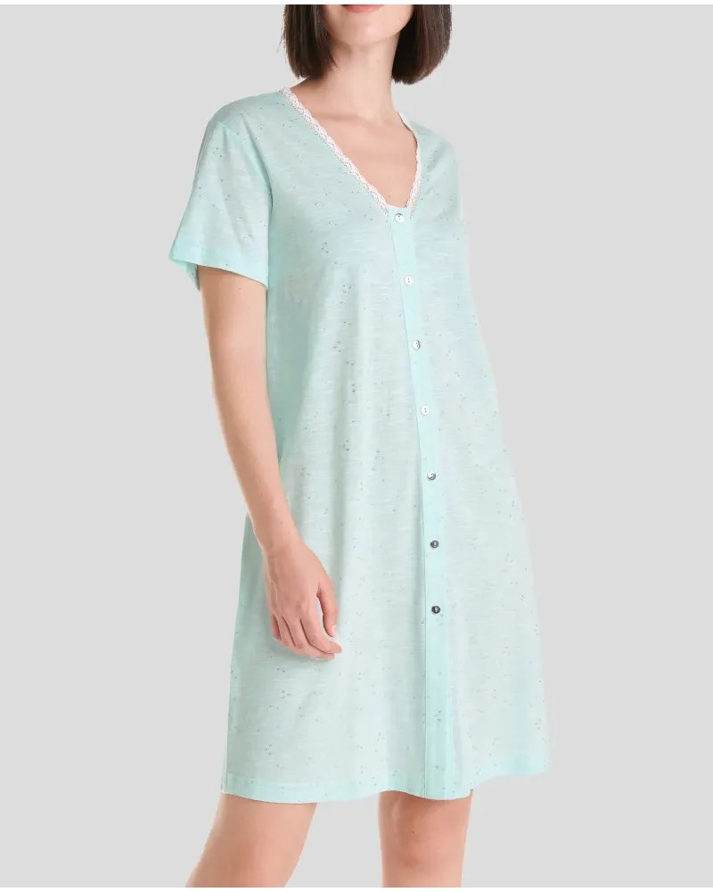 Camisón corto de verano verde claro abierto con botones, manga corta y escote en V, detalles plata.