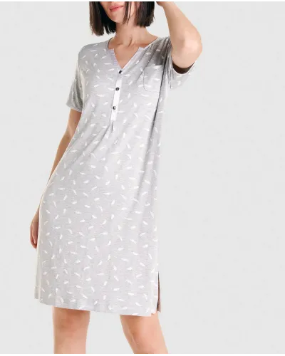 Camisón gris de manga corta para verano con botones en escote y un elegante estampado de plumas blancas