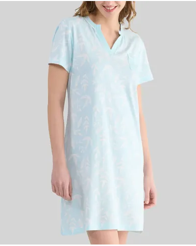 Mujer con camisola de verano verde con hojitas, cuello abierto