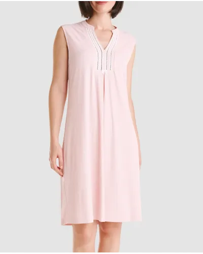 Mujer luce camisón lencero sin mangas de canalé rosa para verano con cuello abierto y entredos