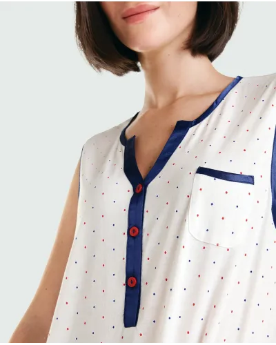 Mujer luce conjunto de camisón corto y bata cruzada de verano a juego estampados a topitos