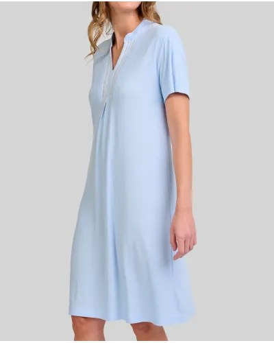 Camisón lencero de manga corta en canalé celeste, cuello abierto y entredos