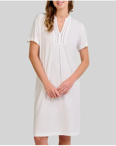 Camisón lencero de manga corta en canalé marfil, cuello abierto y entredos