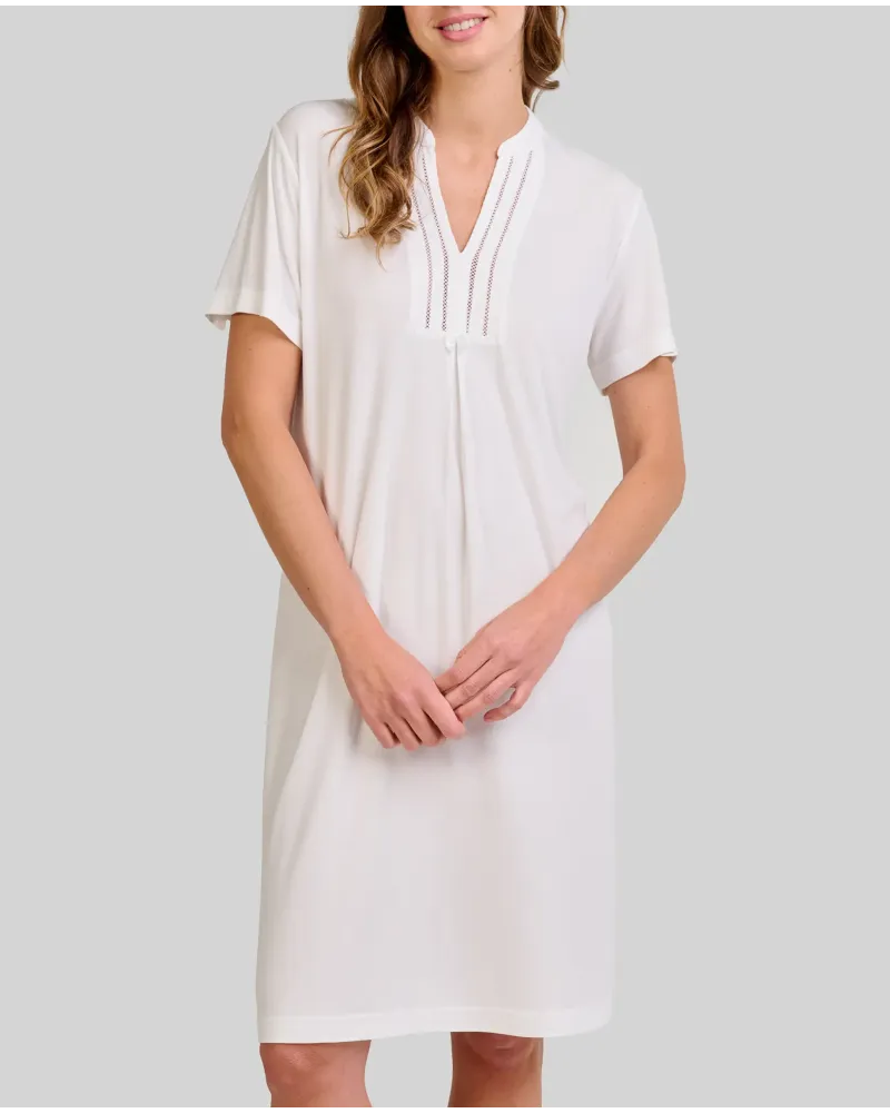 Camisón lencero de manga corta en canalé marfil, cuello abierto y entredos