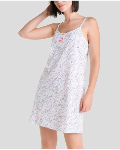 Mujer con camisón de verano de tirantes con florecitas y lazo rosa