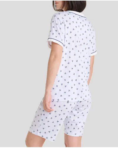 Mujer con pijama corto de verano de manga corta y pantalón corto con cuello pico y estampado veraniego de anclas marino