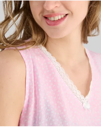 Mujer con pijama corto sin mangas para verano en jacquard de viscosa rosa a topitos y cuello pico con puntilla