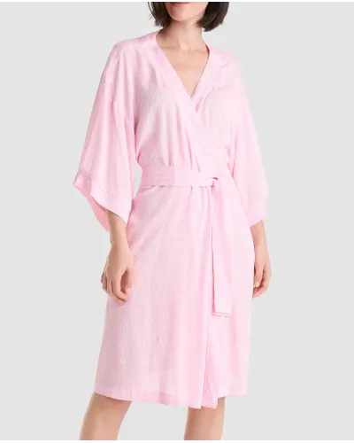 Mujer con bata corta y camisón de verano jaquard rosa a topitos