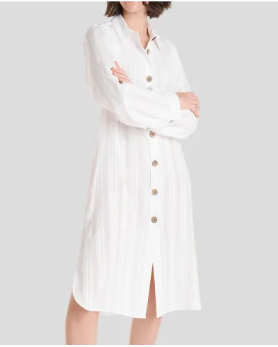 Mujer luce vestido largo abotonado color blanco con cuello camisero y sombrero de paja