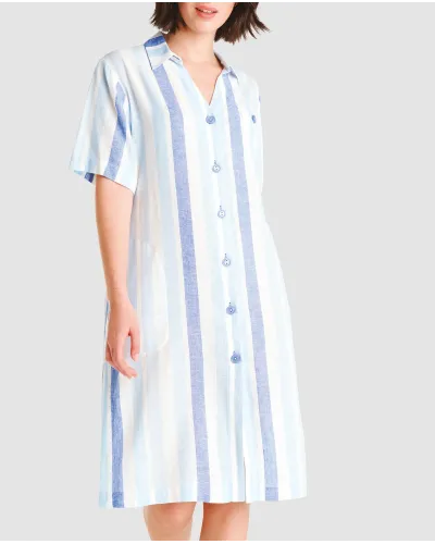 Modelo posa con vestido de verano fresco abierto con botones y alegre estampado de rayas