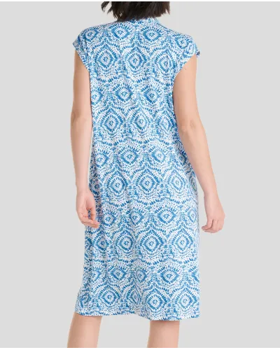 Mujer con vestido corto de verano abierto azul estampado