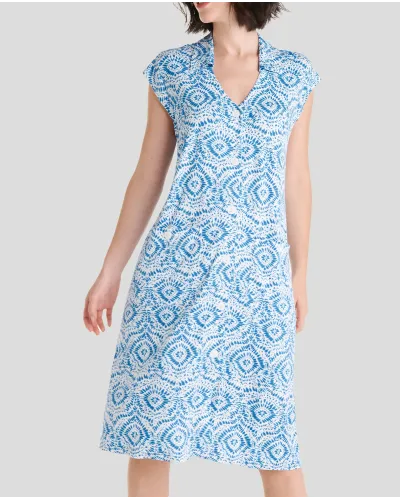 Mujer con vestido corto de verano abierto azul estampado