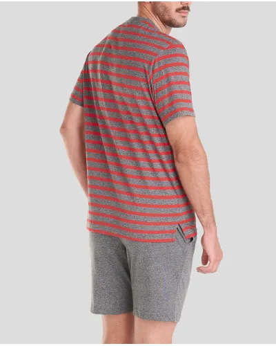 Hombre con pijama de manga corta de verano a rayas rojas y pantalón corto gris
