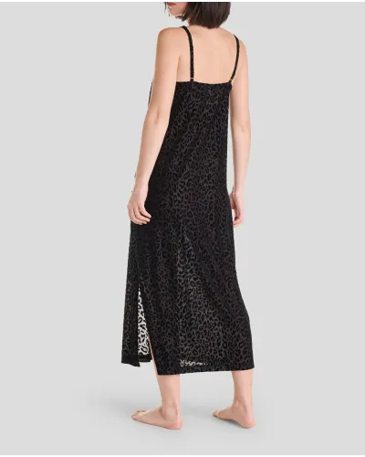 Mujer con camisón largo de leopardo, cuello pico con puntilla, lazo rosa y tirante fino a juego con bata de terciopelo negro