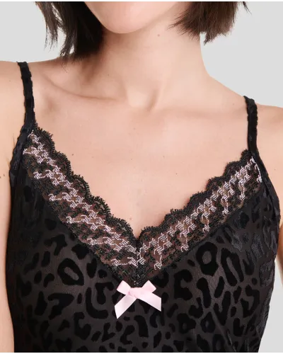 Mujer con camisón largo de leopardo, cuello pico con puntilla, lazo rosa y tirante fino a juego con bata de terciopelo negro
