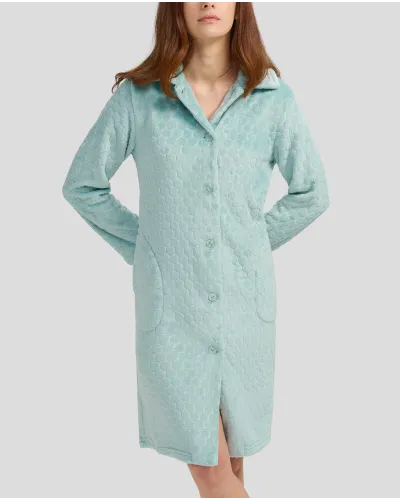 Vista detalles de bata larga abierta verde con botones y bolsillos laterales