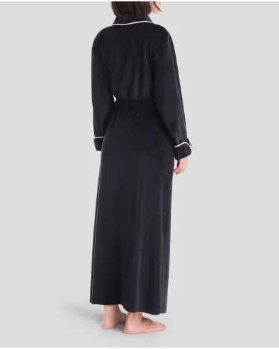 Mujer con bata larga de invierno cuello smoking negro con vivo