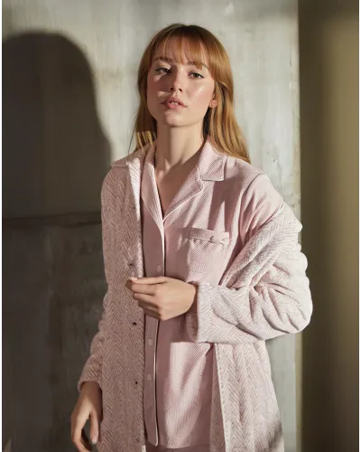 Modelo luce bata larga de invierno de tejido de espiga rosa