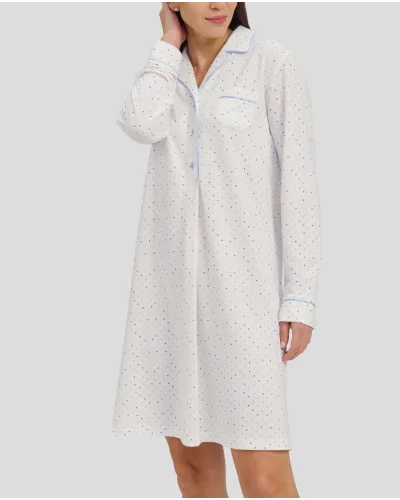 Mujer con camisón largo de invierno abotonado para invierno