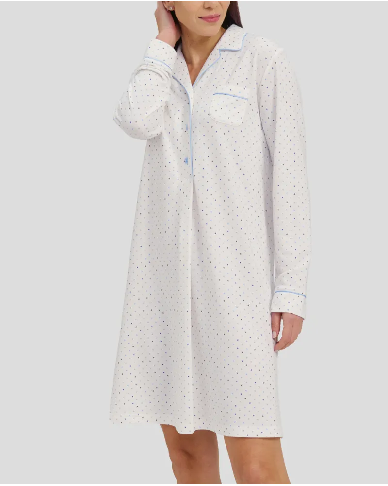 Mujer con camisón largo de invierno abotonado para invierno