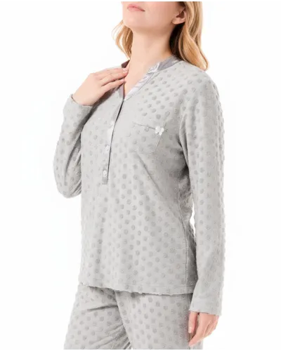 Mujer con pijama largo de invierno de punto a topos y cuello pico