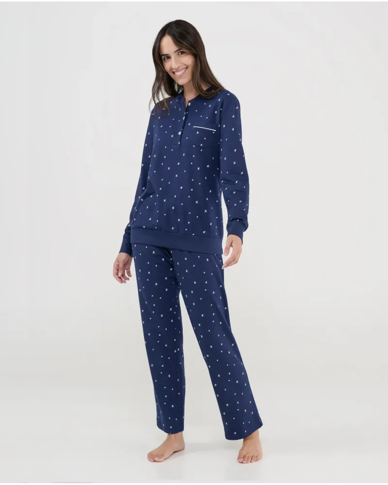 Pijama mujer marino con estampado de estrellas, vista frontal, cuello abierto y botones