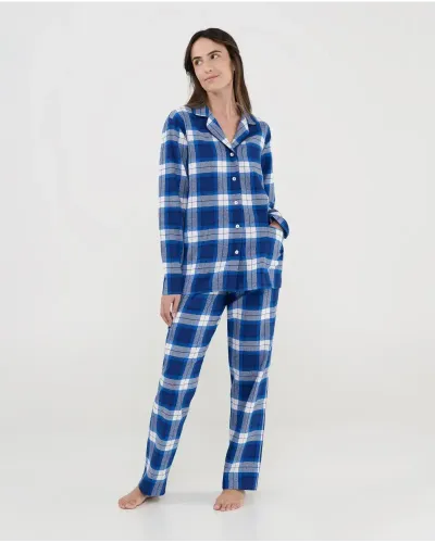 Pijama de mujer camisero a cuadros azules, diseño frontal con botones y bolsillos de plastón.