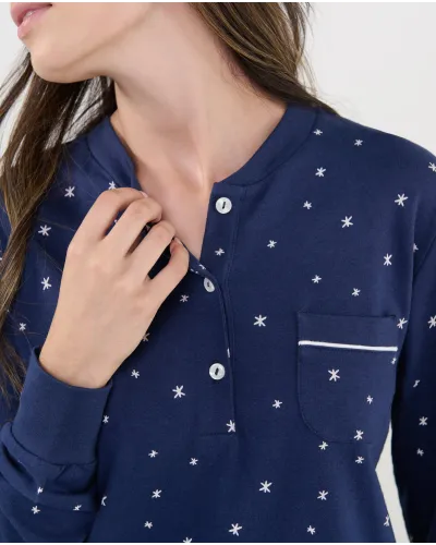 Pijama mujer marino con estampado de estrellas, vista frontal, cuello abierto y botones