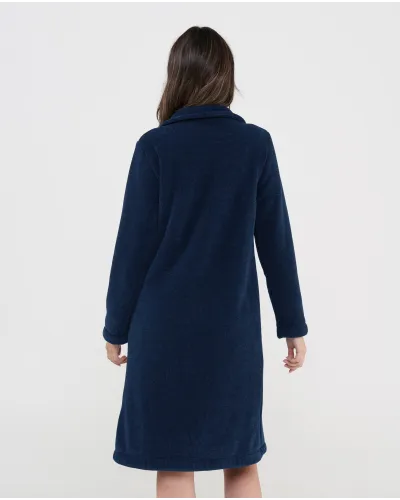 Bata larga de invierno Lohe para mujer en color marino, vista frontal con botones y bolsillos plastón.