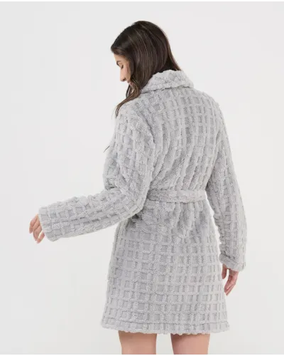 Bata larga de mujer gris jacquard de cuadros, cruzada con cinturón. Vista frontal.