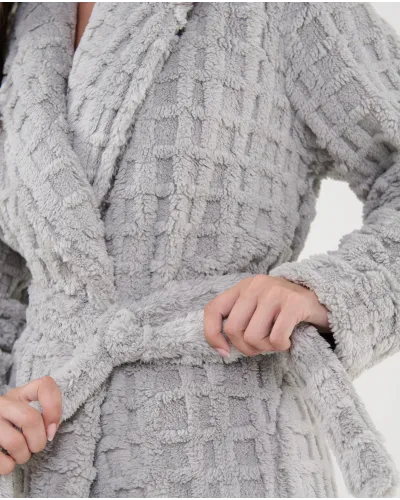 Bata larga de mujer gris jacquard de cuadros, cruzada con cinturón. Vista frontal.