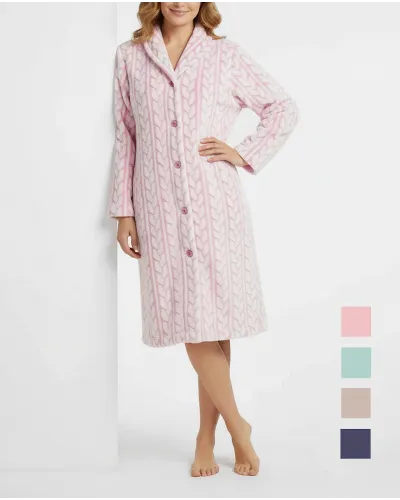 Mujer con preciosa bata larga jacquard rosa trenzado con bolsillos laterales
