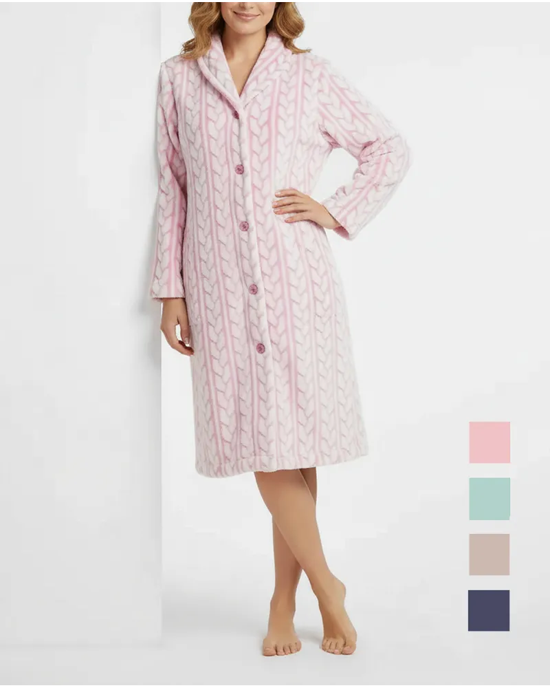 Mujer con preciosa bata larga jacquard rosa trenzado con bolsillos laterales