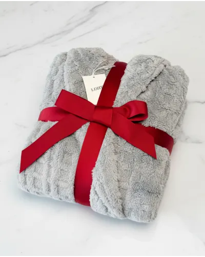 Bata larga de mujer gris jacquard de cuadros, cruzada con cinturón. Vista frontal.