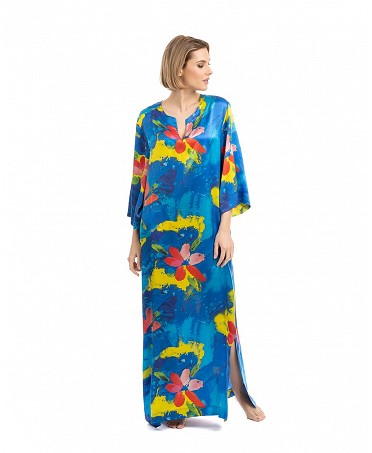 Mujer con caftan de seda multicolor para verano largo