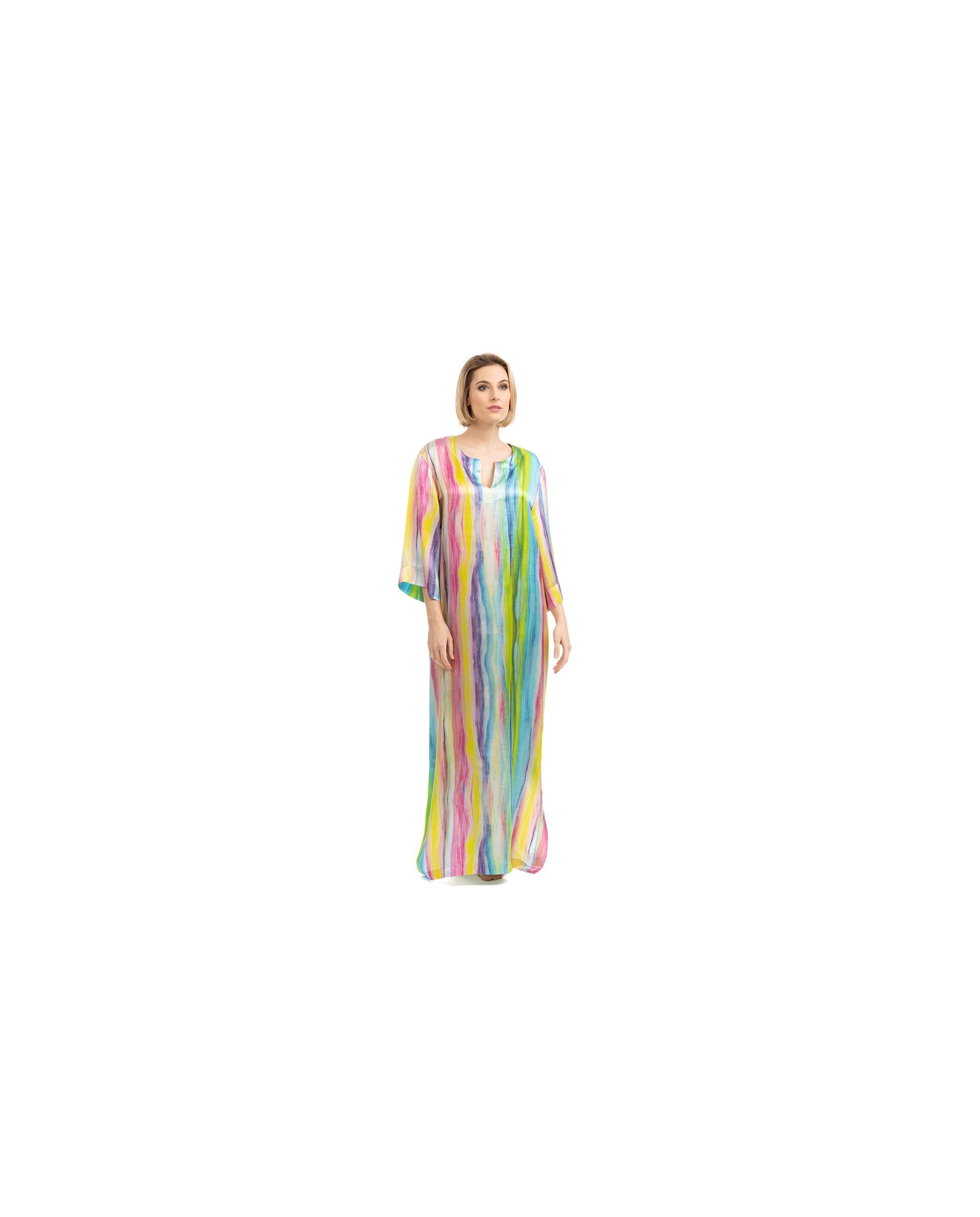 Mujer posa con kaftan de seda largo con aberturas laterales y escote redondo, trazos multicolor
