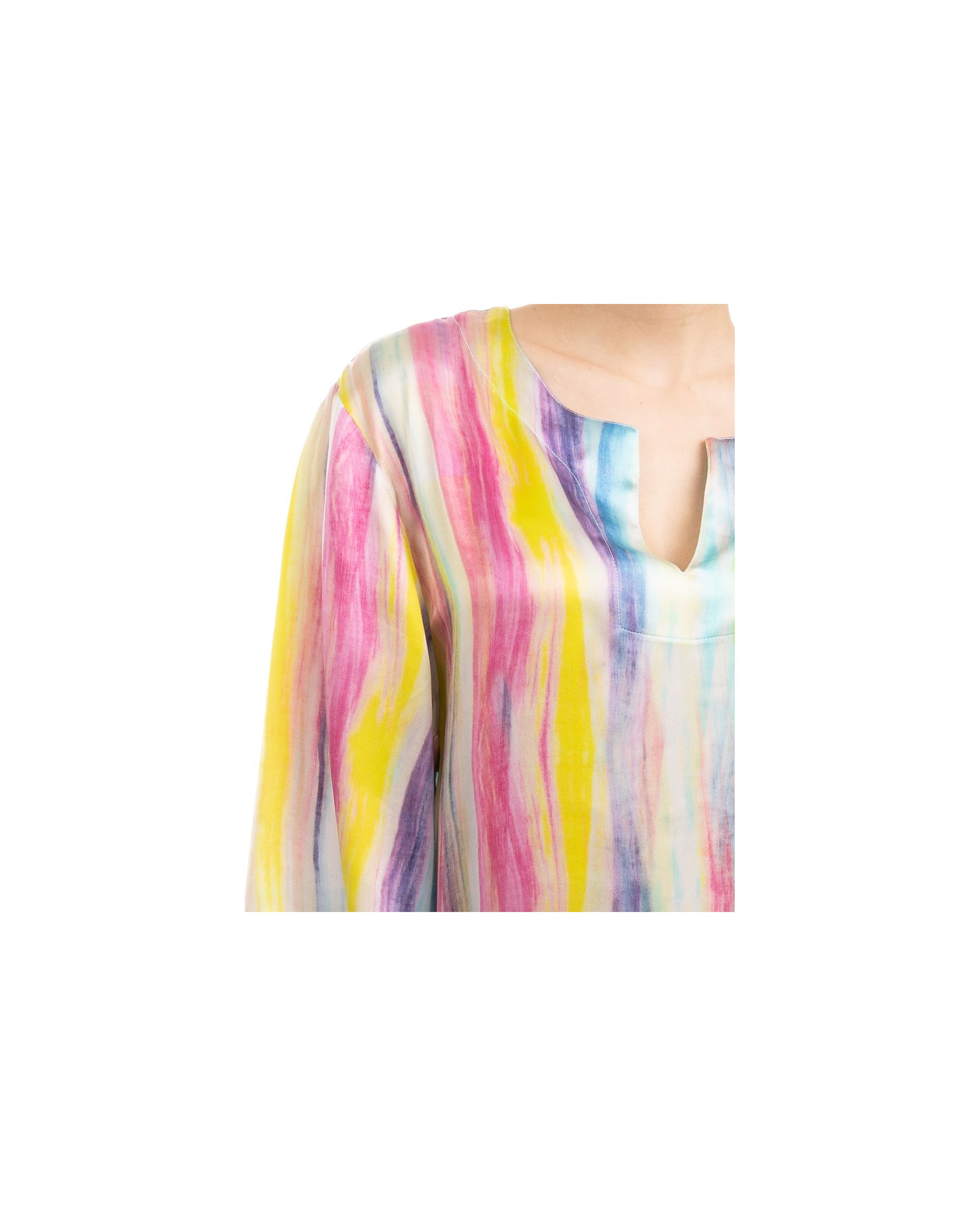 Detalle del cuello redondo abierto de caftán de verano de seda multicolor