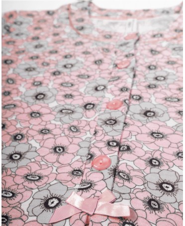 Detalle chaqueta pijama largo flores rosas