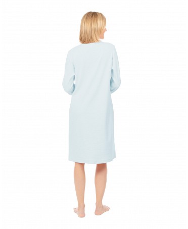 Mujer con camisón lencero corto manga larga celeste