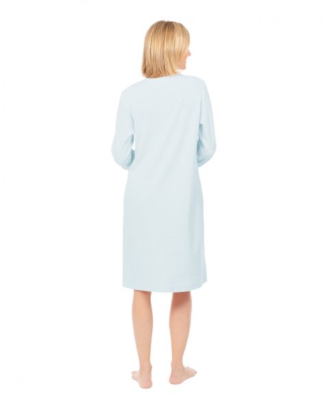 Mujer con camisón lencero corto manga larga celeste
