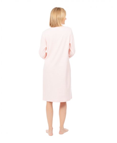 Mujer con camisón lencero corto manga larga rosa