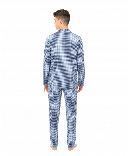 Hombre con pijama largo azul de cuadritos